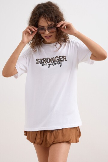 Kadın Bisiklet Yaka Stronger Baskılı Kısa Kollu T-shirt