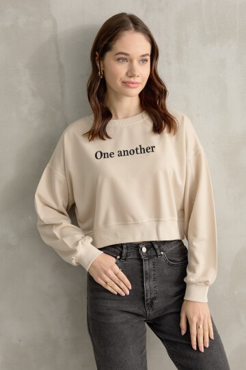 Kadın One Baskı Yarasa Kol Crop Sweatshirt