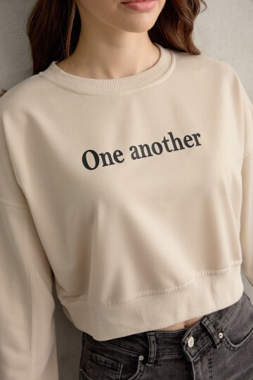 Kadın One Baskı Yarasa Kol Crop Sweatshirt